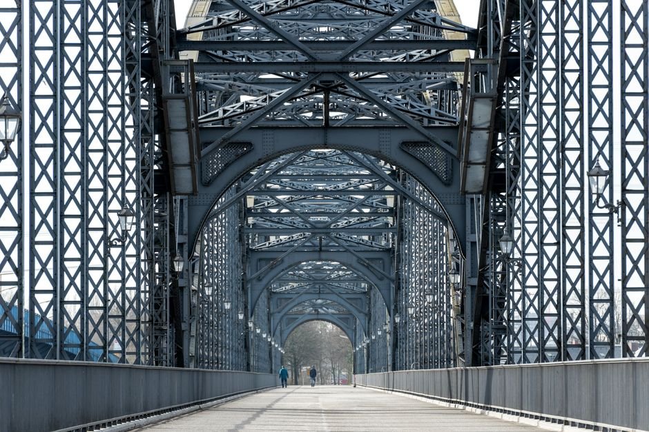 Choosing Between a Bridge and an Implant